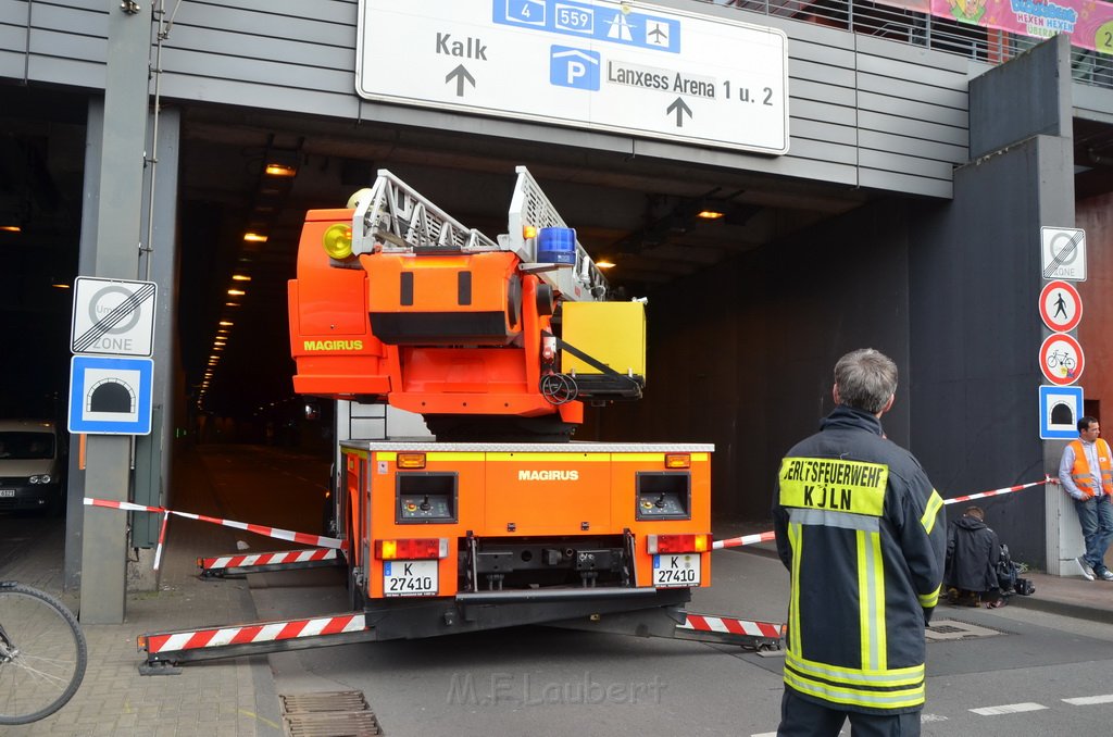 Einsatz BF Koeln Tunnel unter Lanxess Arena gesperrt P9764.JPG - Miklos Laubert